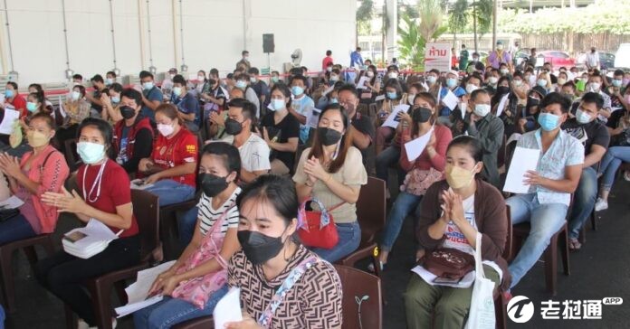 Lao-migrant-workers-receive-Covid-19-vaccinations-in-Bangkok-696x364.jpg