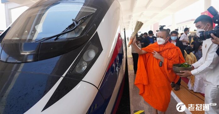 Monk-blesses-the-Laos-China-Railway-696x364.jpg