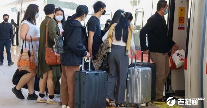 Passengers-boarding-the-Laos-China-Railway-at-Vientiane-Station-696x364.jpg