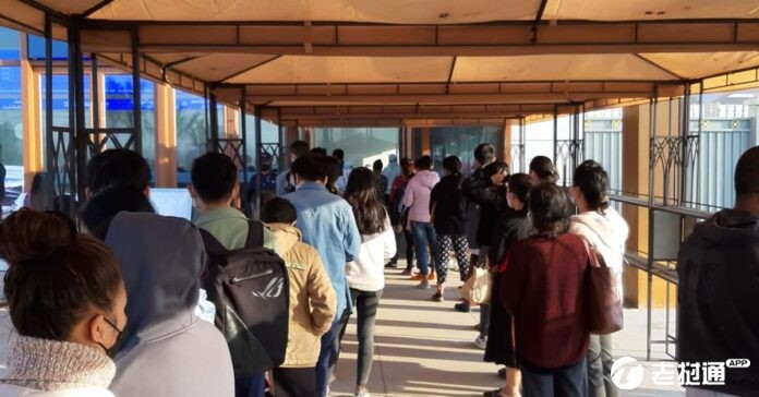 Passengers-queue-up-to-purchase-a-ticket-at-Vientiane-Railway-Station-696x364.jpg