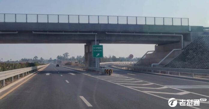 Vientiane-to-Houaphanh-Expressway-696x364 (1).jpg