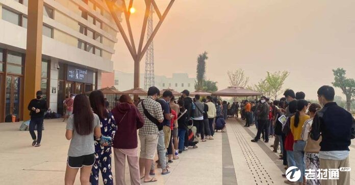 Long-lines-at-the-ticket-office-of-Vientiane-Railway-Station-696x364.jpg