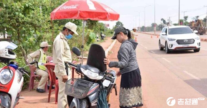 Police-checks-a-motorist-on-the-road-696x364.jpg