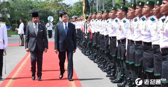 President-Thongloun-Sisoulith-was-welcomed-by-His-Majesty-Sultan-Haji-Hassanal-B.jpg